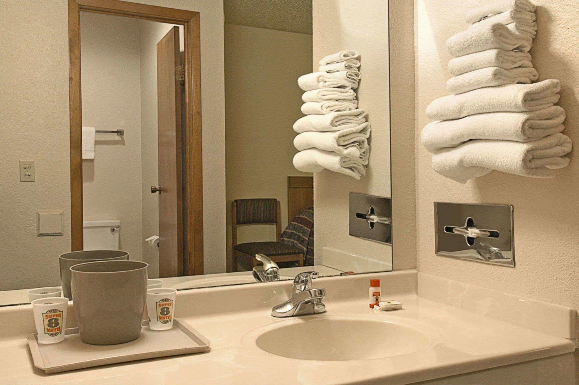 Holiday Inn Express & Suites Brownfield Bagian luar foto