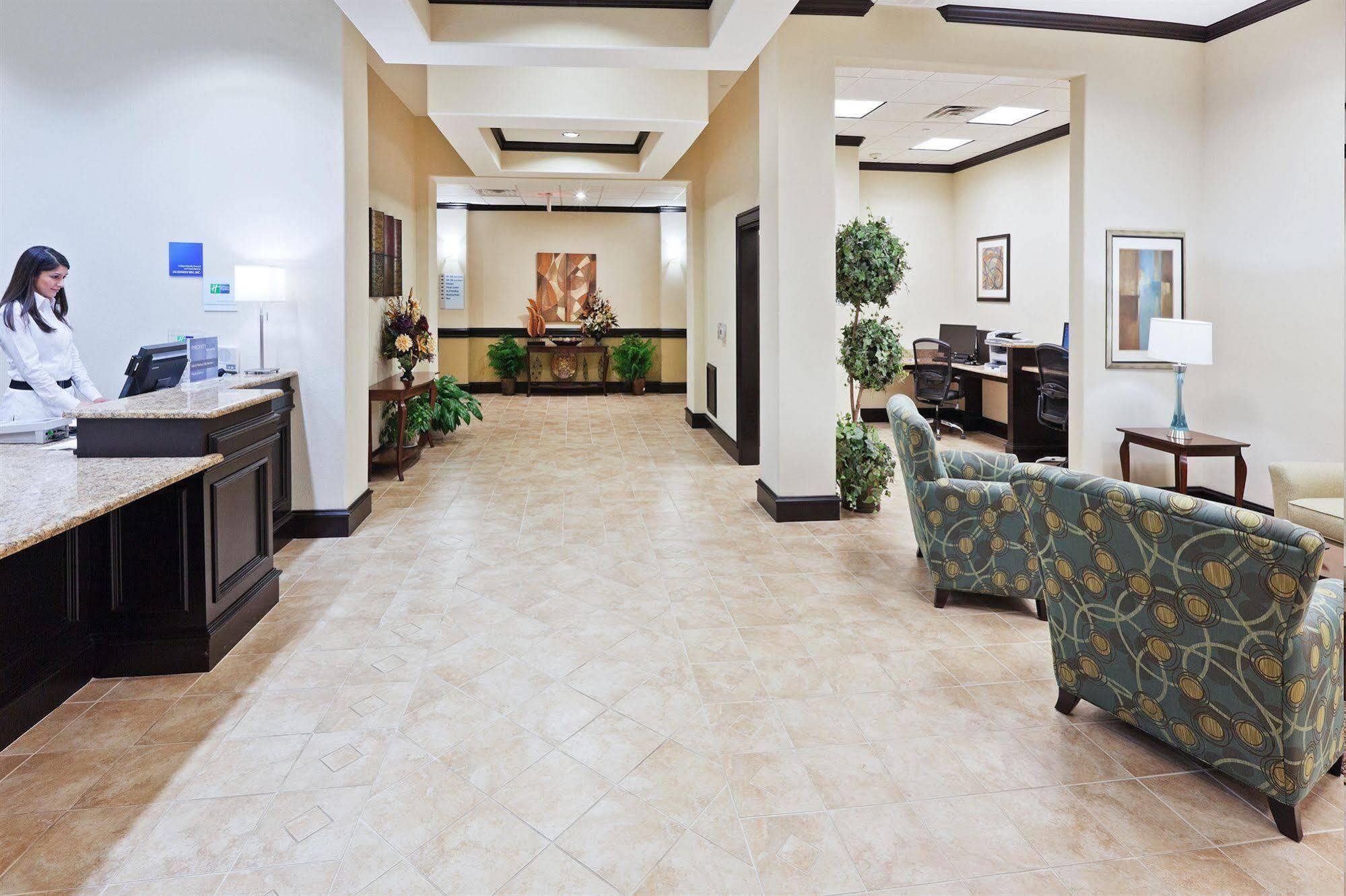 Holiday Inn Express & Suites Brownfield Bagian luar foto