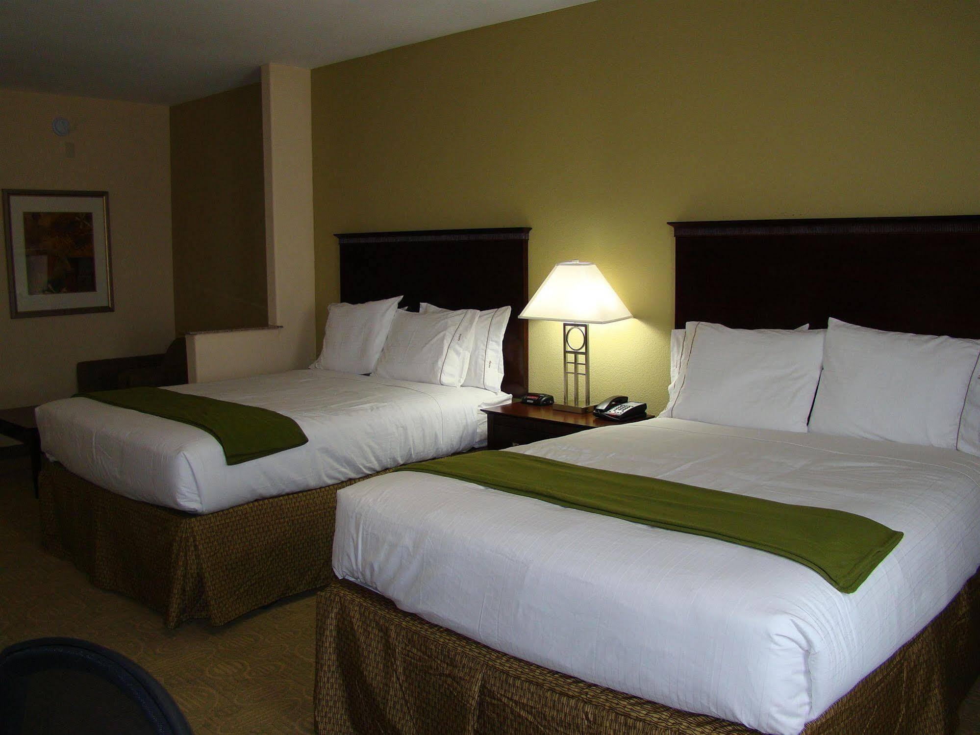 Holiday Inn Express & Suites Brownfield Bagian luar foto