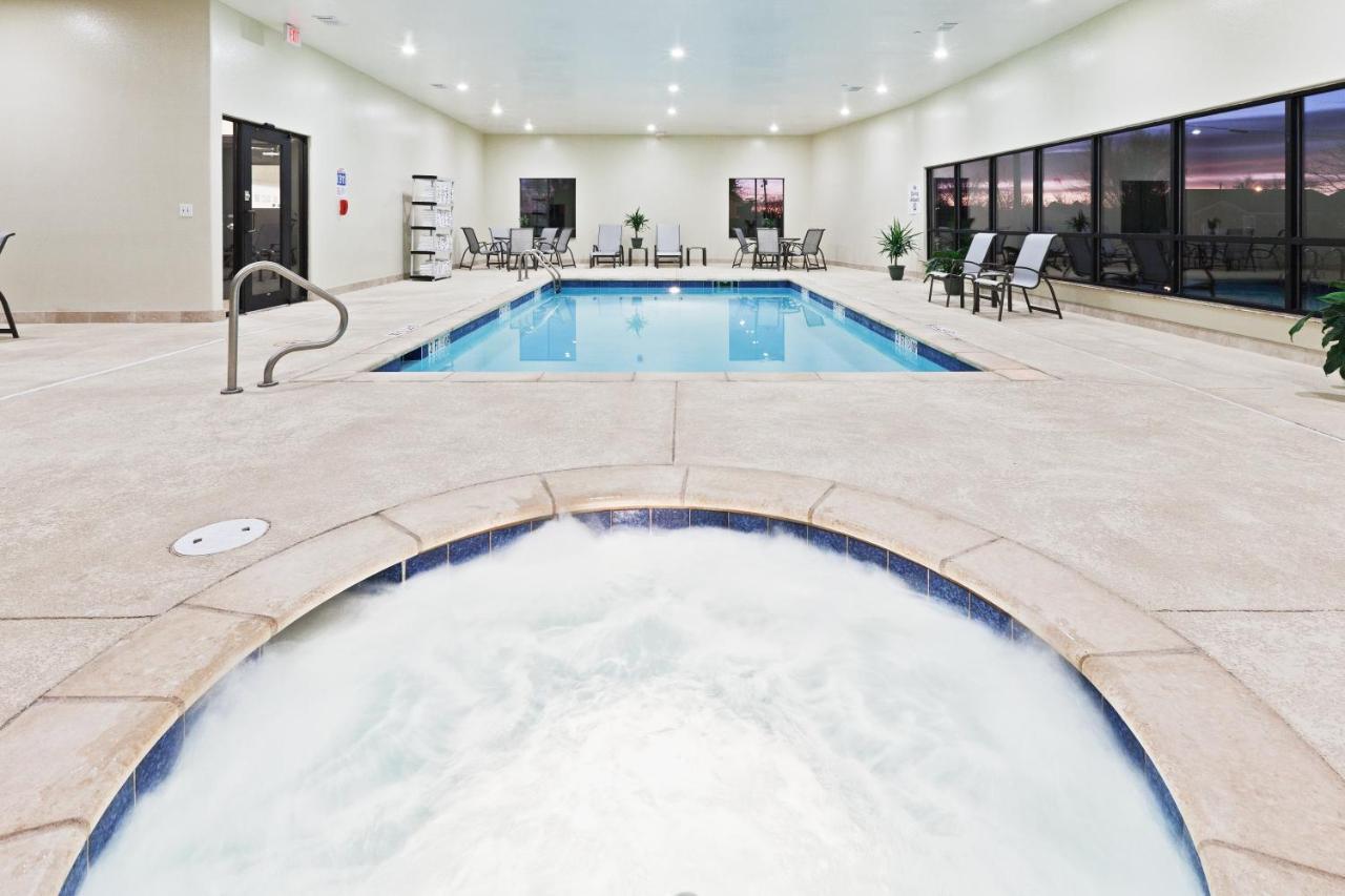 Holiday Inn Express & Suites Brownfield Bagian luar foto
