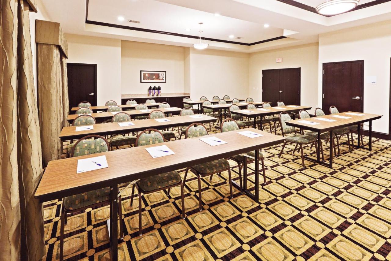 Holiday Inn Express & Suites Brownfield Bagian luar foto