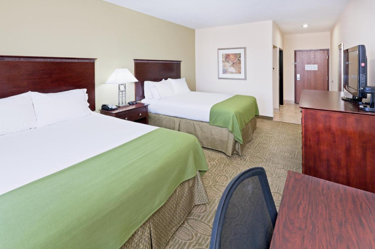 Holiday Inn Express & Suites Brownfield Bagian luar foto